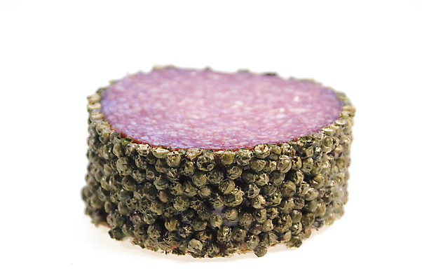 포토 JPG 해외이미지 음식 조각 포크 육류 사람없음 빨간색 소시지 맛 향신료 후추 고립 살라미 해외포토 식기 컬러 컨셉 식재료 가공식품 향미료 파일형식 이미지허브