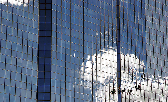 포토 JPG 해외이미지 주간 전신 남자 밧줄 매달리기 외벽 사람 빌딩 여러명 성인 야외 건물 반사 작업 청소부 유리창청소 성인남자만 외벽청소 해외포토 자연요소 직업 건축물 줄 벽 다수 모션 청소 남자만 성인만 파일형식 이미지허브