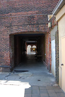 포토 JPG 해외이미지 벽돌 사람없음 건물 어둠 산책 도시 통로 아치 타운 콘크리트 해외포토 건축물 휴식 파일형식 이미지허브