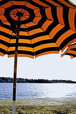 포토 JPG 해외이미지 모래 바다 우산 휴가 휴식 사람없음 물 햇빛 태양 노란색 맑음 편안함 선베드 양산 가림막 안락 해외포토 자연요소 컬러 컨셉 의자 날씨 감각 파일형식 이미지허브