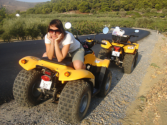 포토 JPG 해외이미지 나무 도로 섬 여행 티셔츠 반바지 자연 따뜻함 한명 앉기 여름 선글라스 햇빛 노란색 맑음 자전거 거울 시골 바퀴 아스팔트 그리스 자동 피스타치오 해외포토 식물 1 계절 유럽 안경 길 컬러 셔츠 바지 교통시설 모션 날씨 사람 태양 바이크 견과류 생태계 파일형식 이미지허브