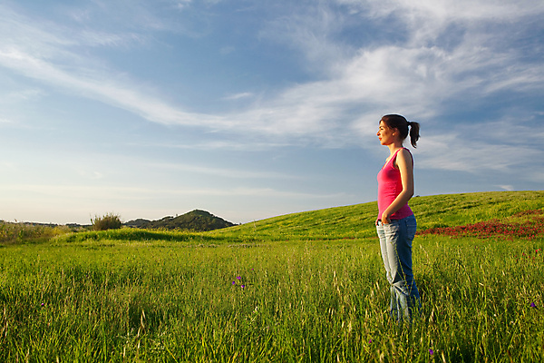 포토 JPG 해외이미지 모델 라이프스타일 웰빙 응시 공원 여자 행복 밭 자연 하늘 휴식 건강 한명 미소 사람 초원 성인 야외 초록색 여름 파란색 햇빛 뷰티 화목 봄 활발 기쁨 자유 시골 신선 무료 해외포토 1 시선 계절 공공시설 감정 컬러 컨셉 농업 표정 생활 태양 생태계 파일형식 이미지허브