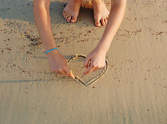 포토 JPG 해외이미지 모양 손 모래 파도 바다 여행 결혼 컨셉 자연 휴가 휴식 아이디어 발렌타인데이 사랑 사람없음 야외 물 빛 모래사장 햇빛 태양 평화 맑음 침묵 낭만 젖음 신혼여행 하트 신용카드 그리기 메시지 황금 심볼 사인 그림 열정 해외포토 자연요소 감정 모션 데이이벤트 날씨 이벤트 신체부위 금융 소리 생태계 파일형식 이미지허브