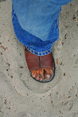 포토 JPG 해외이미지 디자인 남자 모래 신발 신체 사람없음 모래사장 갈색 유행 청바지 가죽 디자이너 손톱 묘사 먼지 양발 스타일 해외포토 직업 손 바다 컬러 바지 사람 파일형식 이미지허브