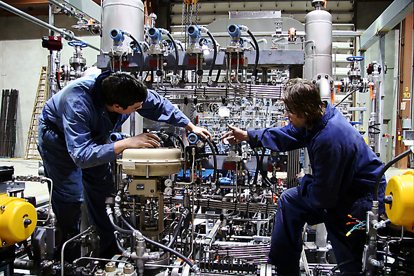 포토 JPG 해외이미지 손 행복 산업 작업복 설명 미소 안전 두명 모니터 기계 과학기술 지성 공구 최고 업무 기술자 엔지니어 제조 기름 수증기 승무원 파이프 감시 가스 튜브 기선 공학 넘어짐 보일러 압력 압축 헬프 해외포토 직업 옷 교육 감정 음식 배_교통 모션 기술 표정 사람 신체부위 컴퓨터 도구 작업 도움 파일형식 이미지허브