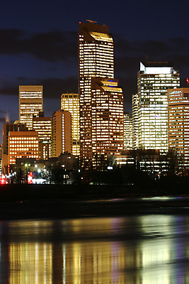 포토 JPG 해외이미지 디자인 여행 비즈니스 건축양식 창문 유리 하늘 성공 직장 사람없음 건물 금융 빛 강 도시풍경 사무실 반사 탑 고층빌딩 어둠 성장 도시 업무 재산 도심 야간 저녁 큼 상승 바쁨 네온 문학 지역 스카이라인 빛망울 핵심 강조 해외포토 자연요소 건축물 건축 컨셉 회사 재질 풍경 빌딩 경제 작업 크기 파일형식 이미지허브