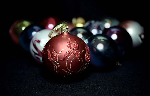 포토 JPG 해외이미지 백그라운드 크리스마스 꽃무늬 패턴 유리 휴가 새해 사람없음 장식 빨간색 빛 컬러풀 장난감 반사 검은색 거울 투명 그림 여의주 취급주의 해외포토 기념일 꽃 컬러 무늬 재질 경고 파일형식 이미지허브