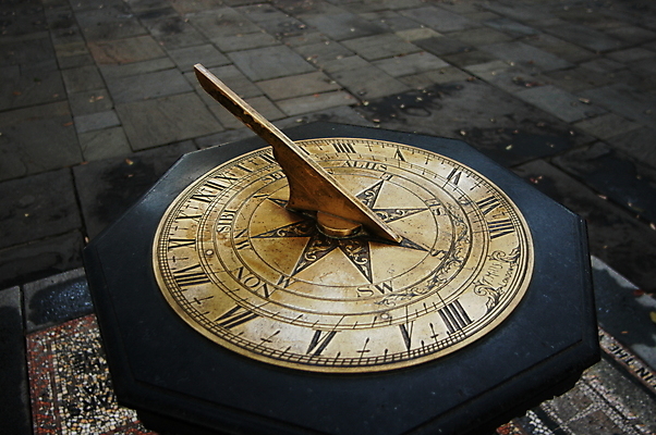 포토 JPG 해외이미지 공원 탁자 벽돌 사람없음 산책 골동품 원형 놋쇠 옛날 해외포토 도형 공공시설 가구 휴식 파일형식 이미지허브