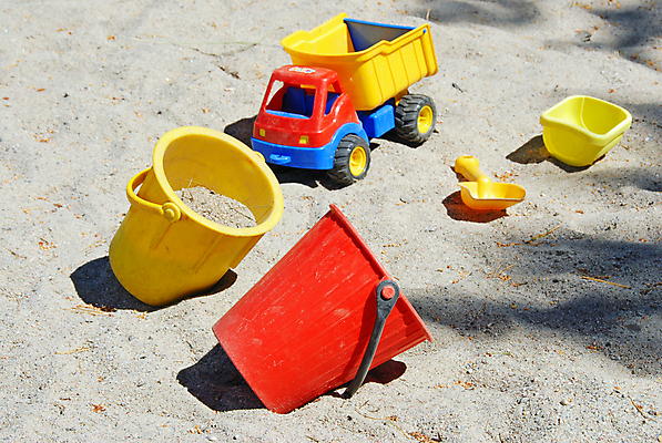 포토 JPG 해외이미지 공원 어린이 모래 자동차 놀이 노르웨이 사람없음 야외 빨간색 컬러풀 장난감 노란색 놀이터 플라스틱 해외포토 공공시설 유럽 육상교통 컬러 재질 사람 파일형식 이미지허브