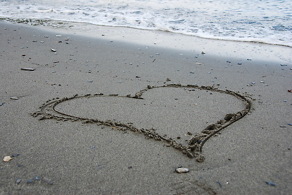 포토 JPG 해외이미지 모래 사랑 사람없음 물 파란색 빛 갈색 하트 해외포토 자연요소 모양 감정 컬러 파일형식 이미지허브