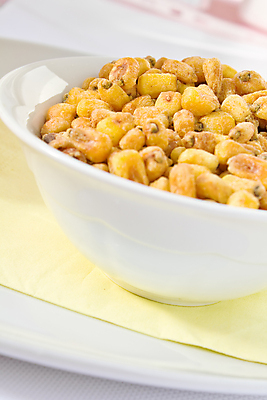 포토 JPG 해외이미지 음식 탁자 옥수수 요리 사람없음 농작물 노란색 식사 튀김 흰색 사발 먹기 오브젝트 준비 영양 소금 후추 절임 짠맛 해로움 해외포토 컬러 가구 컨셉 농업 모션 곡류 사기그릇 맛 향신료 파일형식 이미지허브