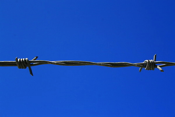 포토 JPG 해외이미지 하늘 경비 안전 사람없음 파란색 울타리 금속 블록 수비 상처 바리케이드 자르기 교도소 감옥 보안 날카로움 철사 철조망 방패 그만 철강 해외포토 컬러 모션 재질 담장 보호 파일형식 이미지허브