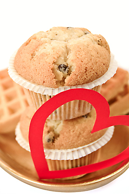 포토 JPG 해외이미지 모양 접시 음식 컨셉 2 디저트 사람없음 빨간색 세로 주방 식사 하트 달콤 아침식사 머핀 해외포토 식기 빵 컬러 맛 파일형식 이미지허브