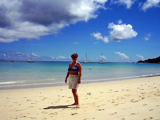 포토 JPG 해외이미지 모래 파도 바다 섬 여행 요트 하늘 휴가 산 한명 물 햇빛 뜨거움 세이셸 해외포토 자연요소 1 배_교통 아프리카 사람 태양 파일형식 이미지허브