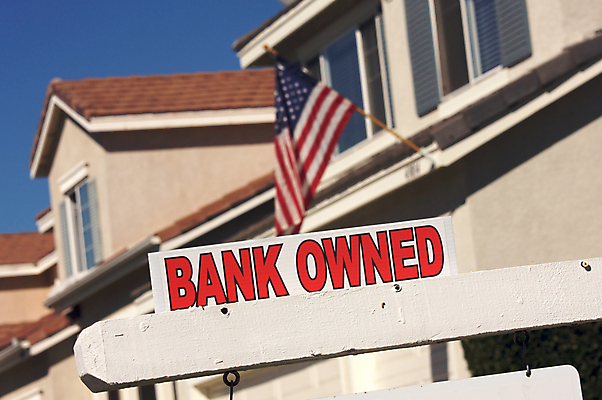 포토 JPG 해외이미지 외관 주택 사람없음 빨간색 금융 쇼핑 판매 세일 미국 흰색 긴급 깃발 재산 정지 사인 예방 문제 파산 개발 그만 마케팅 적자 진짜 치유 해외포토 컬러 북아메리카 모션 건물 경제 파일형식 이미지허브