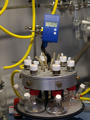 포토 JPG 해외이미지 과학 실험 사람없음 스터디 장비 실험실 생명공학 플라스크 분석 유리그릇 온도 조제 화학물질 해외포토 그릇 컨셉 의학 유리 실험기구 학습 약 화학 만들기 파일형식 이미지허브