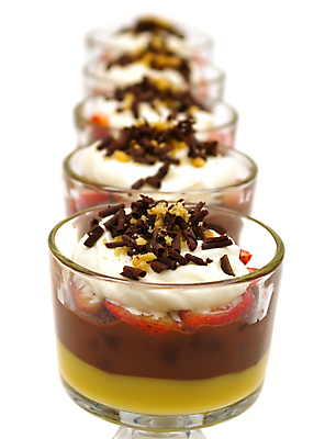 포토 JPG 해외이미지 접시 열매 음식 과일 유리 딸기 디저트 사람없음 파티 케이크 식당 초콜릿 희망 낭만 견과류 신선 사발 달콤 먹기 크림 호두 푸딩 무스 맛있는 해외포토 식물 식기 감정 컨셉 모션 재질 이벤트 상점 사기그릇 맛 파일형식 이미지허브