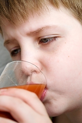 포토 JPG 해외이미지 음료 토마토 채소 유리 건강 한명 소년 빨간색 주스 추위 물방울 액체 아침식사 먹기 싱글 상쾌 고립 숙성 해외포토 1 남자 감정 어린이 컬러 모션 재질 사람 식사 파일형식 이미지허브