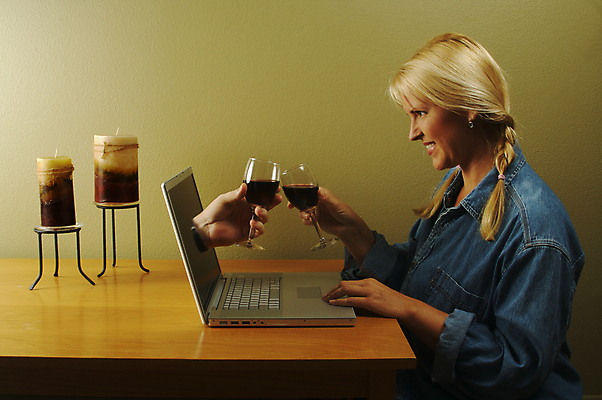 포토 JPG 해외이미지 여자 행복 얼굴 인터넷 데이트 유리 선물 사랑 한명 미소 노트북 컴퓨터 스크린 모니터 와인 흰색 저녁 동료 만족 흥분 열정 온라인 축배 전자상거래 인터넷주소 해외포토 1 감정 컬러 관계 재질 주류 표정 사람 신체부위 전자제품 야간 파일형식 이미지허브