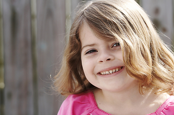 포토 JPG 해외이미지 백인 모델 여자 딸 행복 감정 얼굴 어린이 포즈 장난 놀이 한명 미소 웃음 사람 야외 금발 뷰티 기쁨 표현 달콤 작음 부드러움 결백 돌봄 해외포토 서양인 1 헤어스타일 가족 모션 표정 신체부위 감각 맛 크기 파일형식 이미지허브