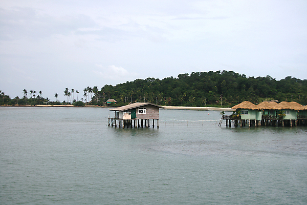 포토 JPG 해외이미지 나무 전통 아시아 바다 여행 태국 자연 호텔 휴가 산 주택 손바닥 사람없음 건물 목재 물 여름 숲 휴양지 코코넛 이국적 해외포토 자연요소 식물 건축물 손 계절 나라 과일 재료 숙소 장소 생태계 파일형식 이미지허브