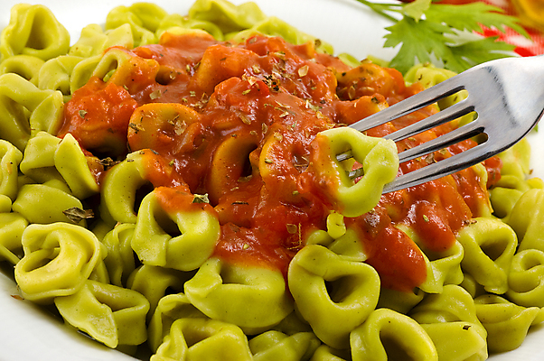 포토 JPG 해외이미지 접시 음식 포크 토마토 채소 파스타 파슬리 사람없음 초록색 식당 식사 저녁식사 이탈리아 맛 먹기 영양 칼로리 채식주의자 토르텔리니 해외포토 식기 유럽 컬러 컨셉 모션 서양음식 상점 채식 파일형식 이미지허브