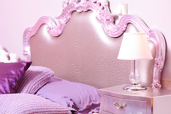 포토 JPG 해외이미지 베개 유리 서기 사람없음 내부 목재 장미 침대 램프 파편 제비꽃 부드러움 섬유 라일락 해외포토 나무 꽃 가구 재료 침구 모션 재질 조명 직물 감각 파일형식 이미지허브