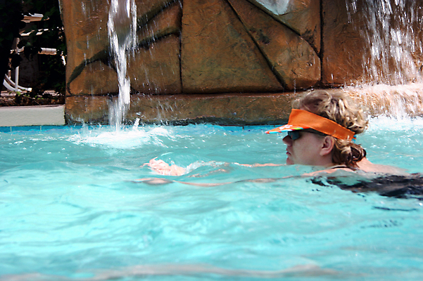 포토 JPG 해외이미지 여자 수영복 휴식 건강 한명 물 파란색 맑음 수영 떨어짐 분수 휴양지 캡모자 해외포토 자연요소 모자_잡화 1 옷 컬러 컨셉 날씨 사람 장소 수상스포츠 파일형식 이미지허브