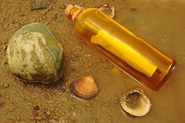 포토 JPG 해외이미지 모래 바다 통신 항해 사람없음 모래사장 쪽지 껍질 도움 메시지 구출 편지 sos 조난 헬프 해외포토 컨셉 배_교통 구조요청 파일형식 이미지허브