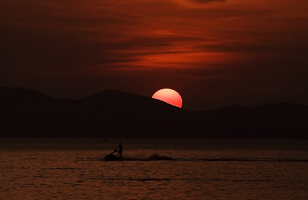 포토 JPG 해외이미지 실루엣 바다 사람없음 빨간색 물 태양 검은색 어둠 일몰 언덕 해외포토 자연요소 컬러 촬영기법 노을 파일형식 이미지허브
