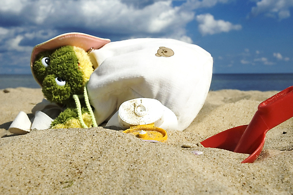 포토 JPG 해외이미지 어린이 모래 바다 여행 가방 하늘 휴가 휴식 건강 개구리 안전 사람없음 빨간색 물 파란색 수건 모래사장 컬러풀 장난감 평화 블록 자유 보호 그늘 크림 피부관리 예방 로션 팩 파라다이스 해외포토 자연요소 잡화 컬러 컨셉 양서류 사람 위생용품 뷰티 화장품 파일형식 이미지허브