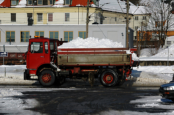 포토 JPG 해외이미지 겨울 교통시설 자동차 노동자 노르웨이 사람없음 빨간색 냉동 힘 기계 운전 추위 화물 업무 운전사 타이어 먼지 짐차 방법 해외포토 직업 계절 유럽 육상교통 컬러 교통 모션 운송업 작업 시설 파일형식 이미지허브