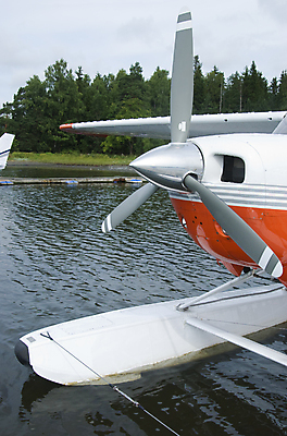 포토 JPG 해외이미지 바다 여행 날개 오렌지 교통시설 비행기 사람없음 물 흰색 정박 항공 프로펠러 해외포토 자연요소 컬러 교통 배_교통 과일 항공교통 대중교통 시설 파일형식 이미지허브