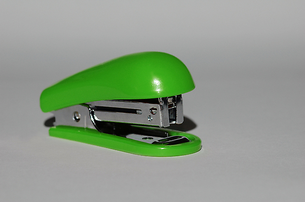 포토 JPG 해외이미지 컨셉 비즈니스 장신구 노르웨이 사람없음 초록색 사무실 회색 도구 은색 스테이플러 책상 오브젝트 준비 노출 미니 항목 공급 해외포토 유럽 컬러 가구 사무용품 파일형식 이미지허브