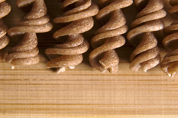 포토 JPG 해외이미지 선 음식 컨셉 패턴 다이어트 재료 파스타 나선형 건강 스파게티 요리 사람없음 주방 식당 요리사 식사 저녁식사 이탈리아 에너지 맛 상품 밀 먹기 묘사 국수 점심식사 마카로니 생식 펜네 해외포토 직업 유럽 무늬 모션 곡류 서양음식 상점 면류 파스타면 파일형식 이미지허브