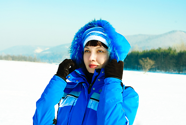 포토 JPG 해외이미지 나무 백인 옷 계절 공원 여자 행복 여유 겨울 자연 하늘 날씨 따뜻함 한명 야외 파란색 맑음 산책 기쁨 추위 잡기 숲 서리 바둑 눈내림 해외포토 서양인 식물 1 공공시설 감정 컬러 모션 놀이 휴식 눈_날씨 사람 생태계 파일형식 이미지허브