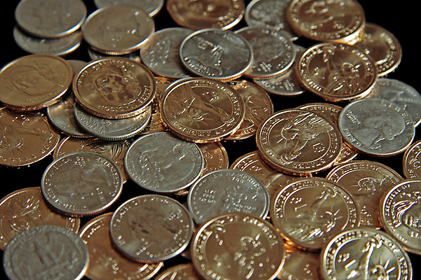 포토 JPG 해외이미지 1 백그라운드 컨셉 돈 비즈니스 사람없음 금융 경제 빛 쌓기 달러 동전 미국 저축 흰색 그룹 변화 재산 도박 은색 투자 롤 이익 계산서 빚 고립 구역 페니 니켈 해외포토 컬러 북아메리카 모션 금속 원소 파일형식 이미지허브