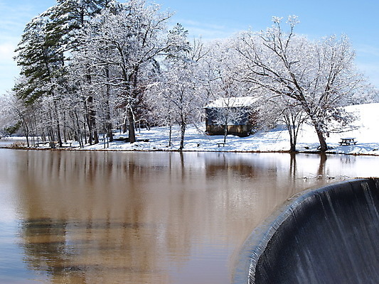 포토 JPG 해외이미지 나무 계절 호수 겨울 자연 하늘 날씨 사람없음 얼음 추위 흰색 연못 시원함 12월 댐 방앗간 해외포토 자연요소 식물 공공시설 컬러 날짜 생태계 파일형식 이미지허브