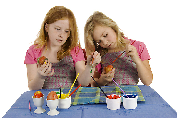 포토 JPG 해외이미지 백인 학생 전통 휴가 부활절 미술 두명 빨간색 초록색 파란색 금발 노란색 붓 그림 해외포토 서양인 헤어스타일 기념일 컬러 문화예술 사람 파일형식 이미지허브