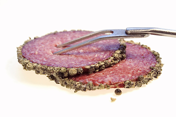 포토 JPG 해외이미지 음식 조각 포크 육류 사람없음 빨간색 소시지 맛 향신료 후추 고립 살라미 해외포토 식기 컬러 컨셉 식재료 가공식품 향미료 파일형식 이미지허브