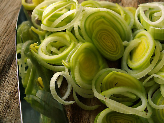 포토 JPG 해외이미지 음식 조각 채소 재료 자연 건강 요리 사람없음 목재 초록색 정원 식사 거울 신선 원형 칼 자르기 철 질감 영양 부추 성분 철강 해외포토 도형 나무 컬러 모션 생태계 파일형식 이미지허브