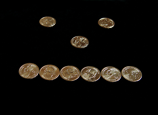 포토 JPG 해외이미지 1 백그라운드 컨셉 돈 비즈니스 사람없음 금융 경제 빛 쌓기 달러 동전 미국 저축 흰색 그룹 변화 재산 도박 은색 투자 롤 이익 계산서 빚 고립 구역 페니 니켈 해외포토 컬러 북아메리카 모션 금속 원소 파일형식 이미지허브