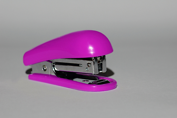 포토 JPG 해외이미지 컨셉 비즈니스 장신구 노르웨이 사람없음 사무실 회색 도구 은색 스테이플러 책상 오브젝트 준비 라일락 노출 미니 항목 공급 해외포토 꽃 유럽 컬러 가구 사무용품 파일형식 이미지허브