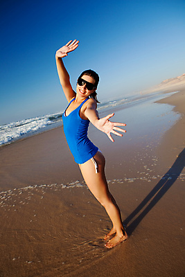 포토 JPG 해외이미지 라이프스타일 여자 행복 모래 바다 여행 신체 자연 하늘 성공 휴가 건강 한명 사람 성인 야외 물 파란색 비키니 선글라스 운동 태양 뷰티 점프 활발 기쁨 자유 날씬함 무료 해외포토 자연요소 1 수영복 감정 안경 컬러 컨셉 모션 생활 몸매 생태계 파일형식 이미지허브