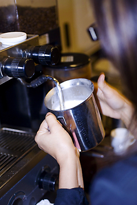 포토 JPG 해외이미지 여자 커피 음료 다이어트 건강 사람없음 컵 갈색 저녁식사 카페 우유 마시기 신선 바 뜨거움 액체 붓기 아침식사 컨테이너 웨이터 크림 서빙 바리스타 카푸치노 서버 카페인 칼슘 해외포토 직업 식기 산업 컬러 모션 유제품 사람 상점 식사 파일형식 이미지허브