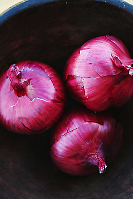 포토 JPG 해외이미지 음식 채소 재료 양파 사람없음 목재 빨간색 보라색 시골 신선 사발 맛 싱글 날것 스페인어 적양파 해외포토 나무 컬러 컨셉 사기그릇 파일형식 이미지허브