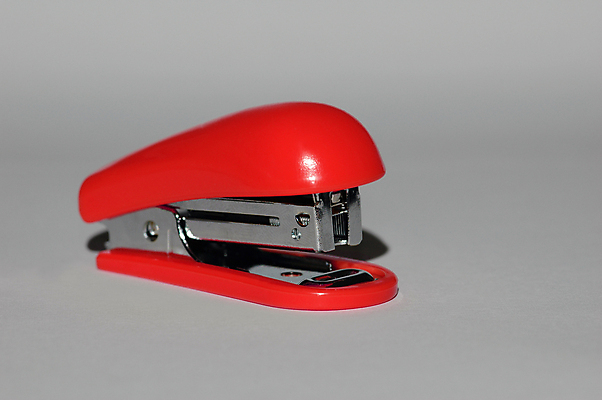 포토 JPG 해외이미지 컨셉 비즈니스 장신구 노르웨이 사람없음 빨간색 사무실 회색 도구 은색 스테이플러 책상 오브젝트 준비 노출 미니 항목 공급 해외포토 유럽 컬러 가구 사무용품 파일형식 이미지허브