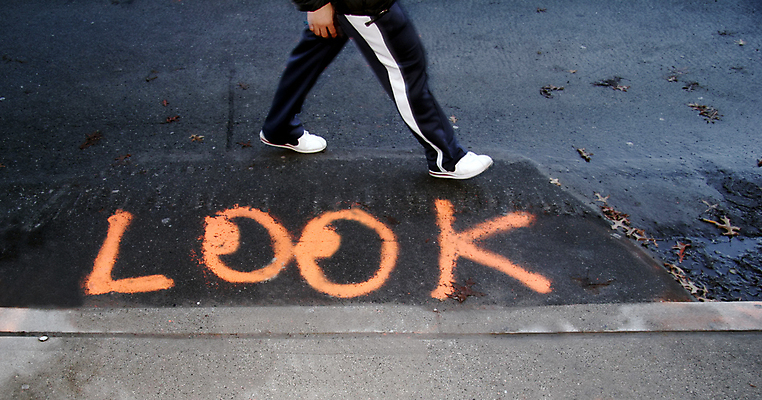 포토 JPG 해외이미지 오렌지 발 사람없음 운동 걷기 회색 흰색 보행로 편지 사인 분필 해외포토 길 컬러 과일 모션 건강 신체부위 초크 파일형식 이미지허브