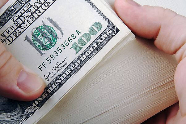 포토 JPG 해외이미지 손 지폐 돈 실내 신체부위 금융 경제 달러 잡기 돈다발 외화 100달러 많음 해외포토 컨셉 모션 사람 내부 재산 파일형식 이미지허브