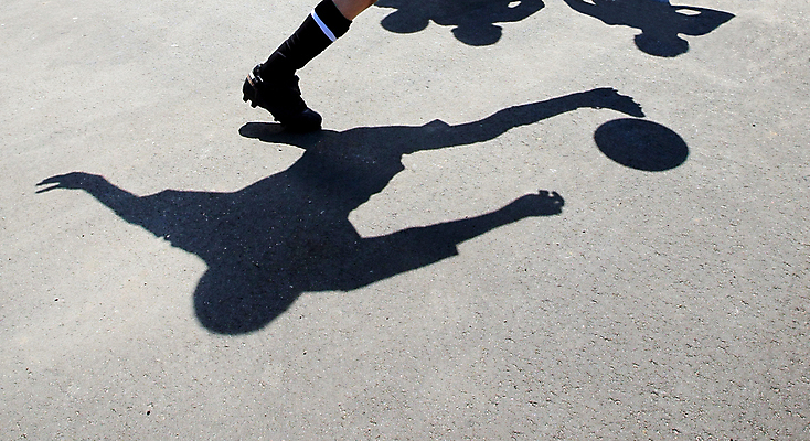 포토 JPG 해외이미지 1 손 남자 스포츠 유니폼 밭 공 놀이 하늘 부츠 사람 소년 사람없음 컵 파란색 달리기 점프 축구 경쟁 경기장 우승 그룹 킥 결심 발사 라이벌 근육질 무릎 점수 골 양발 플레이어 유일 해외포토 식기 옷 어린이 컬러 신발 컨셉 농업 스포츠시설 모션 근육 신체부위 구기 최고 몸매 파일형식 이미지허브